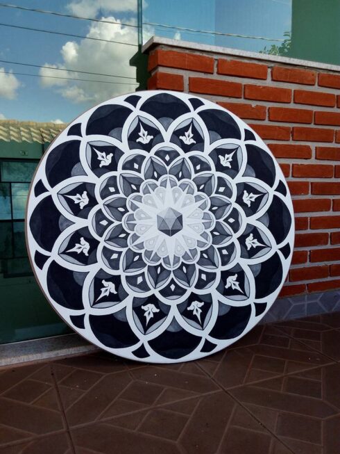 Mandala - Mandala desenvolvida para decoração em consultório de psicologia. Materiais: Nanquim Sumiê sobre Papel de Algodão, aplicados sobre suporte de madeira.