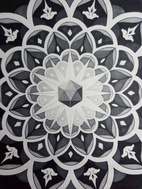 Mandala - Mandala desenvolvida para decoração em consultório de psicologia. Materiais: Nanquim Sumiê sobre Papel de Algodão, aplicados sobre suporte de madeira.