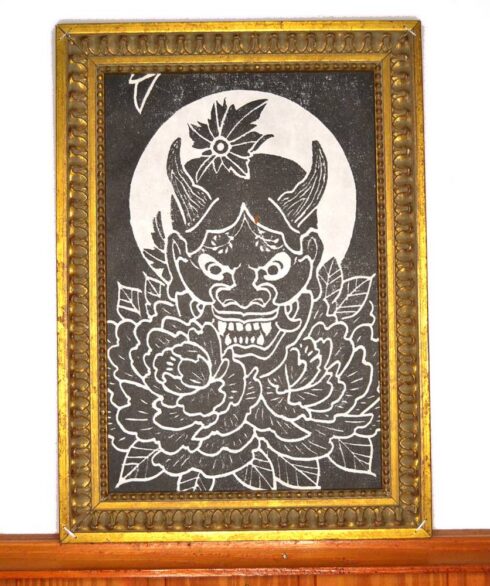 Xilogravura Hannya e Peônias - Máscara Hannya com brilho da lua ao fundo e cercada por flores de Peônia. Materiais: Xilogravura / Gravura em madeira.