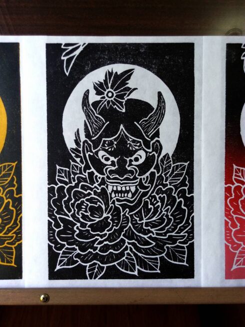 Xilogravura Hannya e Peônias - Máscara Hannya com brilho da lua ao fundo e cercada por flores de Peônia. Materiais: Xilogravura / Gravura em madeira.