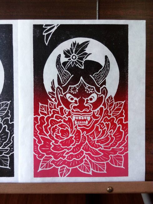 Xilogravura Hannya e Peônias - Máscara Hannya com brilho da lua ao fundo e cercada por flores de Peônia. Materiais: Xilogravura / Gravura em madeira.