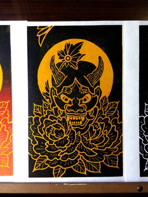 Xilogravura Hannya e Peônias - Máscara Hannya com brilho da lua ao fundo e cercada por flores de Peônia. Materiais: Xilogravura / Gravura em madeira.