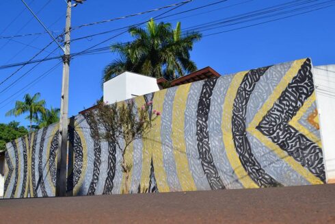 Ornamentação Caligráfica e Geométrica - Ornamentação Caligráfica Chanfrada 45°, nas cores preto e dourado, aplicada em estrutura Geométrica, sobre fundo cinza. Caligrafite. Arte Mural.