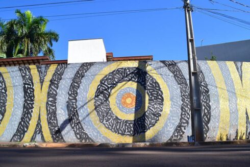 Ornamentação Caligráfica e Geométrica - Ornamentação Caligráfica Chanfrada 45°, nas cores preto e dourado, aplicada em estrutura Geométrica, sobre fundo cinza. Caligrafite. Arte Mural.