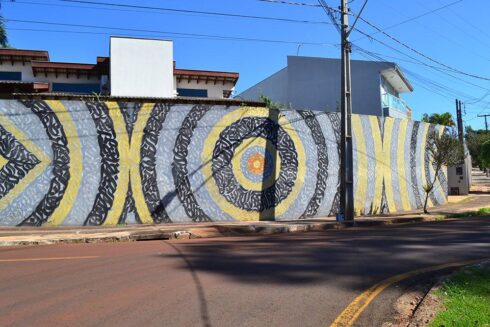 Ornamentação Caligráfica e Geométrica - Ornamentação Caligráfica Chanfrada 45°, nas cores preto e dourado, aplicada em estrutura Geométrica, sobre fundo cinza. Caligrafite. Arte Mural.