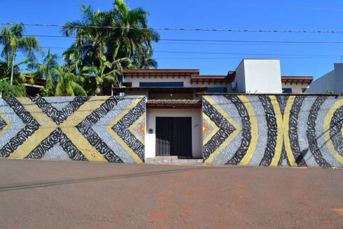 Ornamentação Caligráfica e Geométrica - Ornamentação Caligráfica Chanfrada 45°, nas cores preto e dourado, aplicada em estrutura Geométrica, sobre fundo cinza. Caligrafite. Arte Mural.