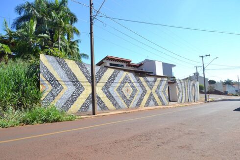 Ornamentação Caligráfica e Geométrica - Ornamentação Caligráfica Chanfrada 45°, nas cores preto e dourado, aplicada em estrutura Geométrica, sobre fundo cinza. Caligrafite. Arte Mural.