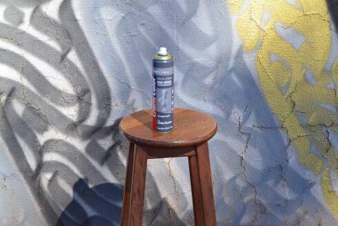 Ornamentação Caligráfica e Geométrica - Ornamentação Caligráfica Chanfrada 45°, nas cores preto e dourado, aplicada em estrutura Geométrica, sobre fundo cinza. Caligrafite. Arte Mural.
