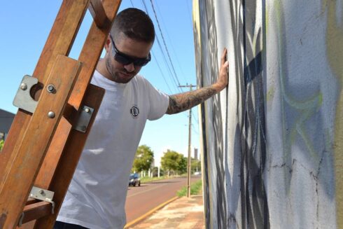 Ornamentação Caligráfica e Geométrica - Ornamentação Caligráfica Chanfrada 45°, nas cores preto e dourado, aplicada em estrutura Geométrica, sobre fundo cinza. Caligrafite. Arte Mural.