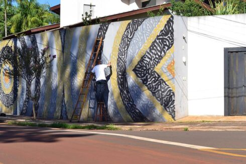 Ornamentação Caligráfica e Geométrica - Ornamentação Caligráfica Chanfrada 45°, nas cores preto e dourado, aplicada em estrutura Geométrica, sobre fundo cinza. Caligrafite. Arte Mural.