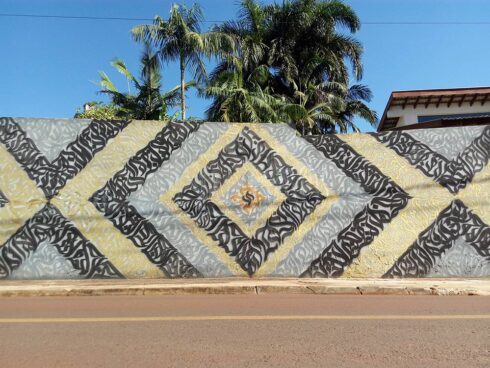 Ornamentação Caligráfica e Geométrica - Ornamentação Caligráfica Chanfrada 45°, nas cores preto e dourado, aplicada em estrutura Geométrica, sobre fundo cinza. Caligrafite. Arte Mural.
