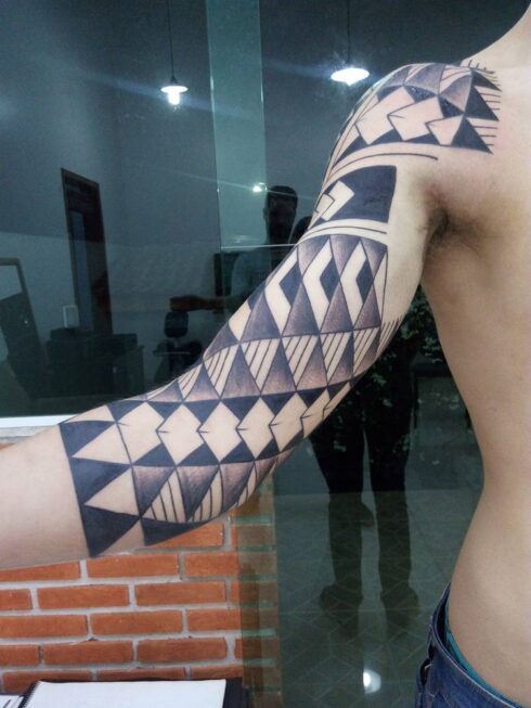 Ornamento Geométrico e Orgânico - Tatuagem Ornamental mesclando elementos geométricos e orgânicos