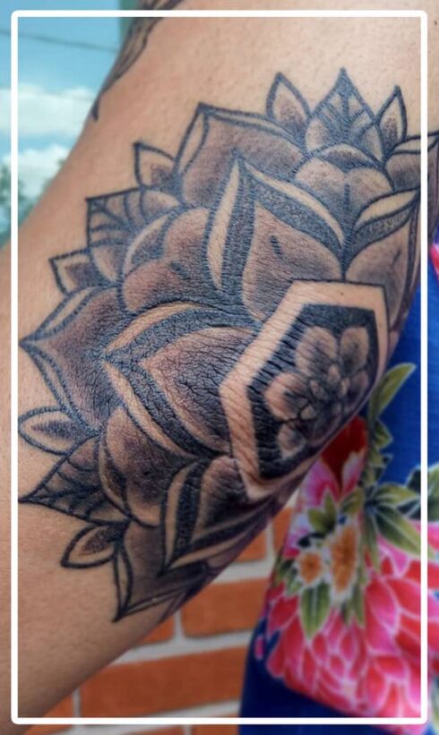 Ornamento Geométrico e Orgânico - Tatuagem Ornamental mesclando elementos geométricos e orgânicos