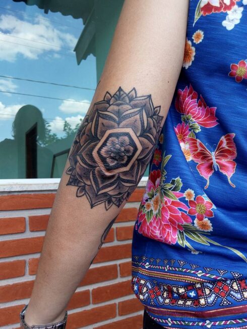 Ornamento Geométrico e Orgânico - Tatuagem Ornamental mesclando elementos geométricos e orgânicos