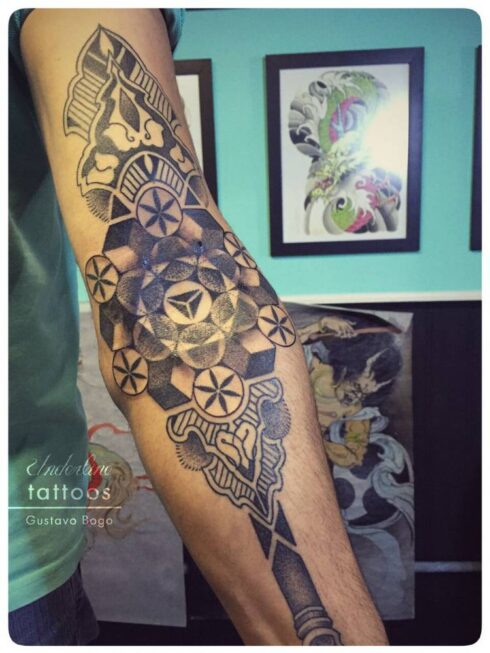 Ornamento Geométrico e Orgânico - Tatuagem Ornamental mesclando elementos geométricos e orgânicos