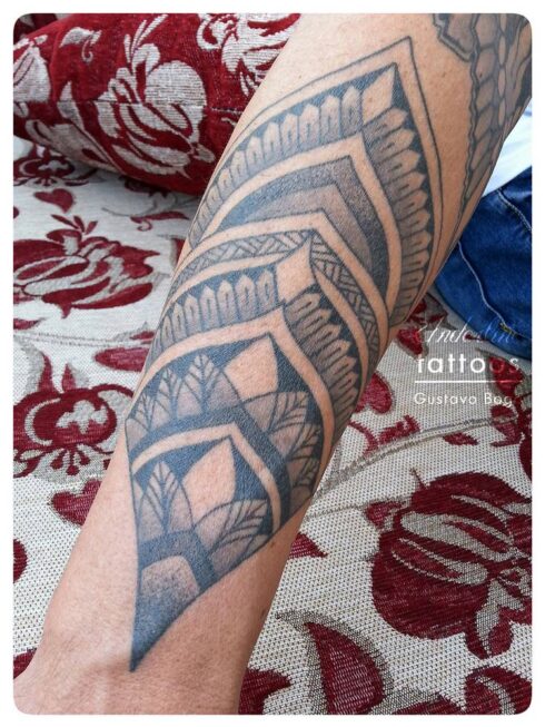 Ornamento Geométrico e Orgânico - Tatuagem Ornamental mesclando elementos geométricos e orgânicos