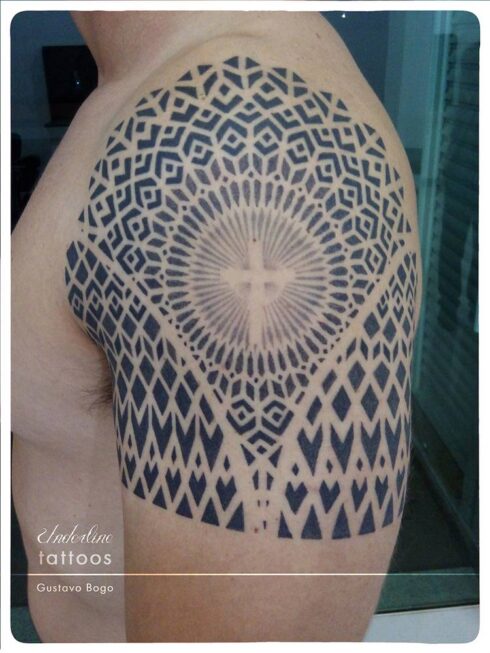 Ornamento Geométrico e Orgânico - Tatuagem Ornamental mesclando elementos geométricos e orgânicos