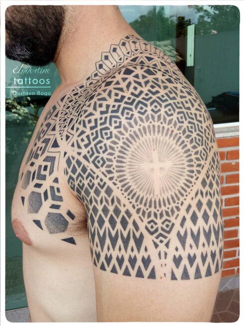 Ornamento Geométrico e Orgânico - Tatuagem Ornamental mesclando elementos geométricos e orgânicos