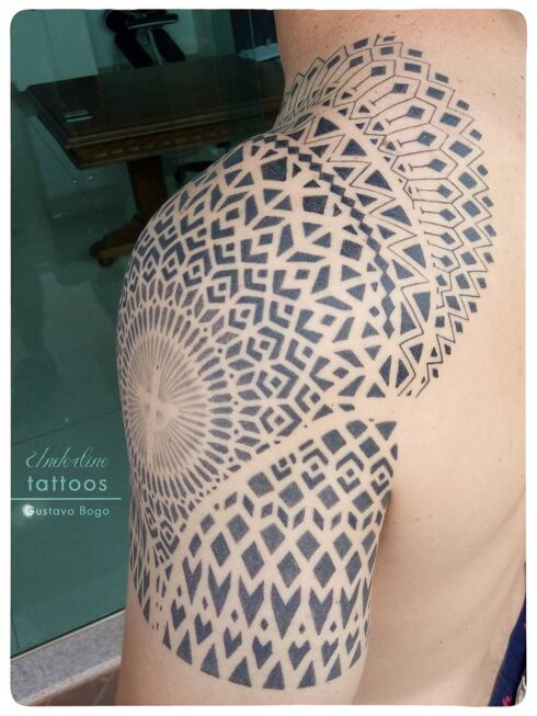 Ornamento Geométrico e Orgânico - Tatuagem Ornamental mesclando elementos geométricos e orgânicos