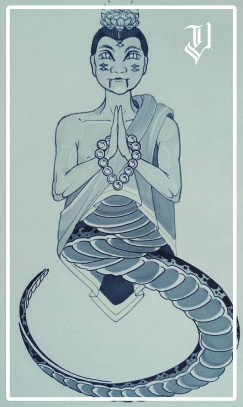 Monge Cobra - Um personagem híbrido de humano e cobra em atitude de gratidão.