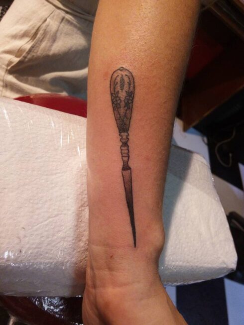Tatuagem Sombreado Preto e Cinza / Sumiê - Tatuagem Sombreada em tons de preto e cinza, gradientes e texturas feitos com o afastamento dos pontos e diluição do preto / Sumiê.