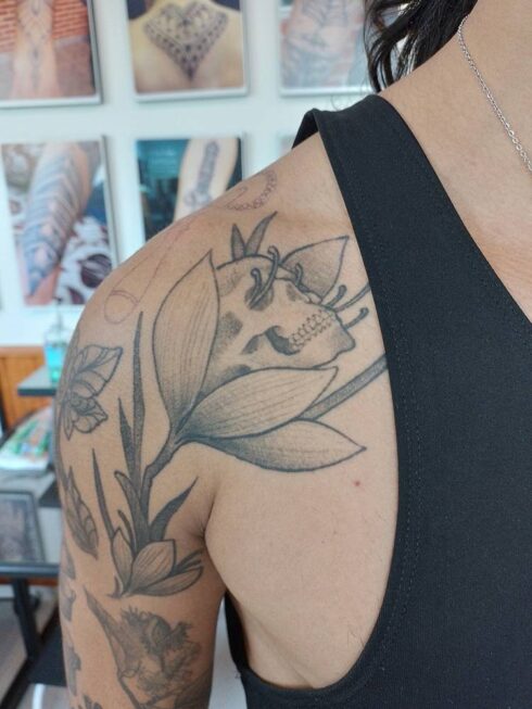 Tatuagem Sombreado Preto e Cinza / Sumiê - Tatuagem Sombreada em tons de preto e cinza, gradientes e texturas feitos com o afastamento dos pontos e diluição do preto / Sumiê.