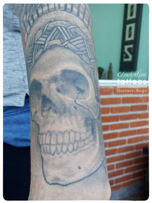 Tatuagem Sombreado Preto e Cinza / Sumiê - Tatuagem Sombreada em tons de preto e cinza, gradientes e texturas feitos com o afastamento dos pontos e diluição do preto / Sumiê.