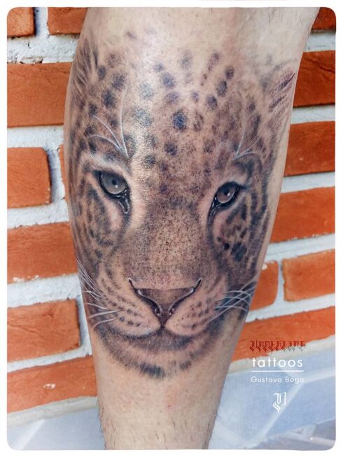 Tatuagem Sombreado Preto e Cinza / Sumiê - Tatuagem Sombreada em tons de preto e cinza, gradientes e texturas feitos com o afastamento dos pontos e diluição do preto / Sumiê.