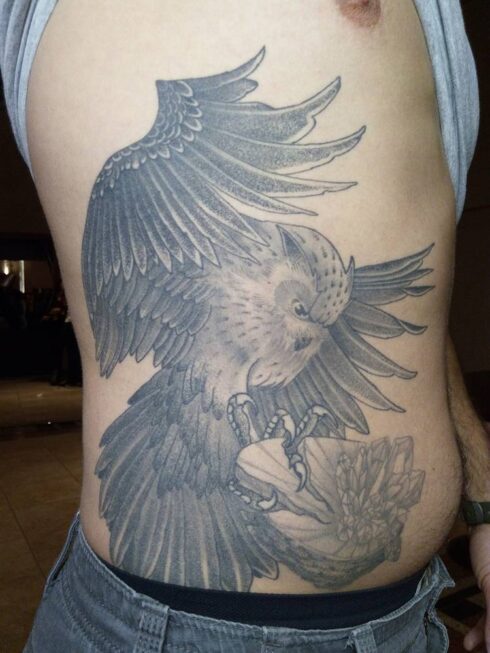 Tatuagem Sombreado Preto e Cinza / Sumiê - Tatuagem Sombreada em tons de preto e cinza, gradientes e texturas feitos com o afastamento dos pontos e diluição do preto / Sumiê.