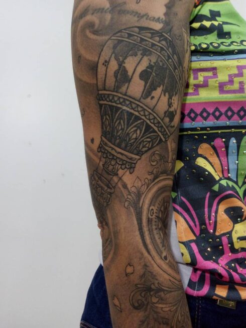 Tatuagem Sombreado Preto e Cinza / Sumiê - Tatuagem Sombreada em tons de preto e cinza, gradientes e texturas feitos com o afastamento dos pontos e diluição do preto / Sumiê.