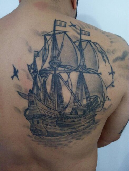 Tatuagem Sombreado Preto e Cinza / Sumiê - Tatuagem Sombreada em tons de preto e cinza, gradientes e texturas feitos com o afastamento dos pontos e diluição do preto / Sumiê.