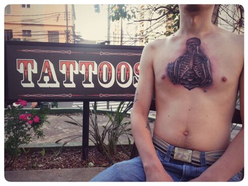 Tatuagem Sombreado Preto e Cinza / Sumiê - Tatuagem Sombreada em tons de preto e cinza, gradientes e texturas feitos com o afastamento dos pontos e diluição do preto / Sumiê.