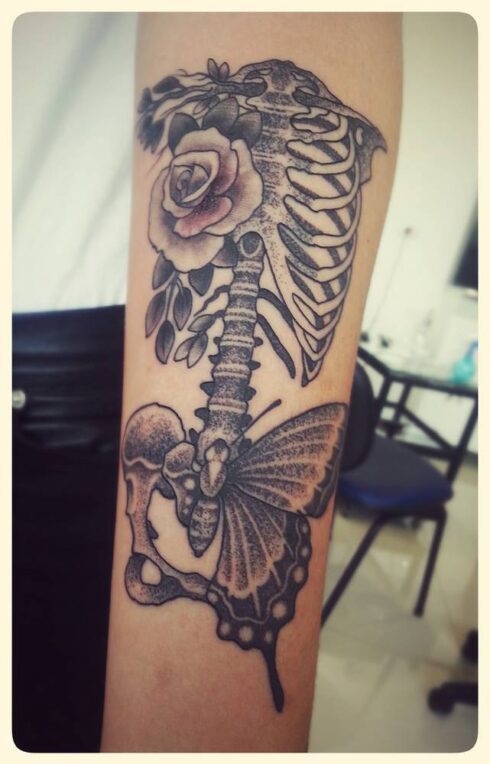 Tatuagem Sombreado Preto e Cinza / Sumiê - Tatuagem Sombreada em tons de preto e cinza, gradientes e texturas feitos com o afastamento dos pontos e diluição do preto / Sumiê.