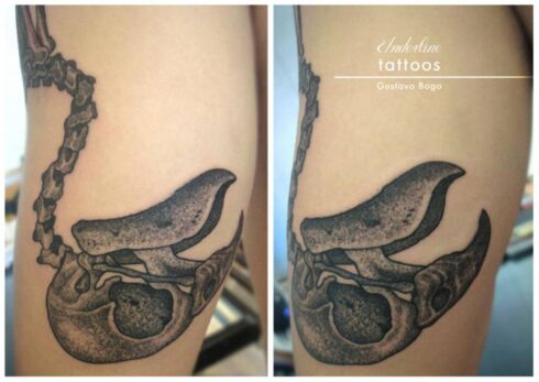 Tatuagem Sombreado Preto e Cinza / Sumiê - Tatuagem Sombreada em tons de preto e cinza, gradientes e texturas feitos com o afastamento dos pontos e diluição do preto / Sumiê.
