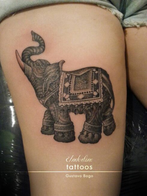 Tatuagem Sombreado Preto e Cinza / Sumiê - Tatuagem Sombreada em tons de preto e cinza, gradientes e texturas feitos com o afastamento dos pontos e diluição do preto / Sumiê.