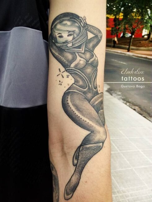 Tatuagem Sombreado Preto e Cinza / Sumiê - Tatuagem Sombreada em tons de preto e cinza, gradientes e texturas feitos com o afastamento dos pontos e diluição do preto / Sumiê.