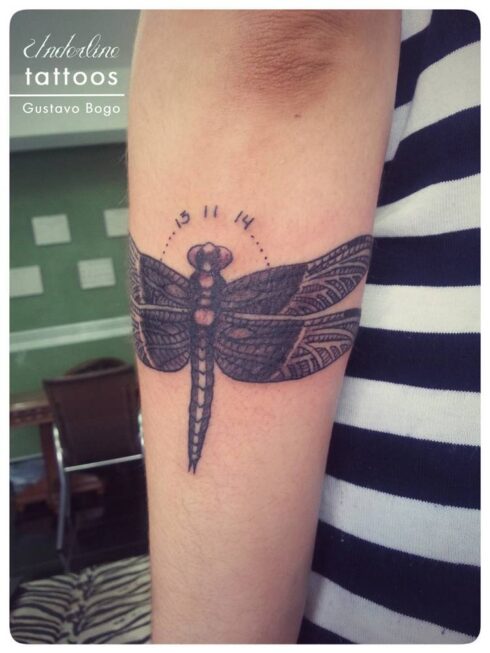 Tatuagem Sombreado Preto e Cinza / Sumiê - Tatuagem Sombreada em tons de preto e cinza, gradientes e texturas feitos com o afastamento dos pontos e diluição do preto / Sumiê.