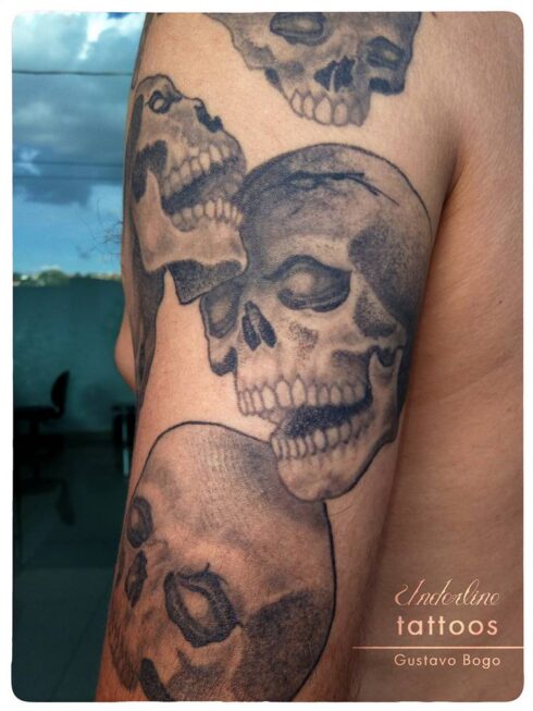 Tatuagem Sombreado Preto e Cinza / Sumiê - Tatuagem Sombreada em tons de preto e cinza, gradientes e texturas feitos com o afastamento dos pontos e diluição do preto / Sumiê.