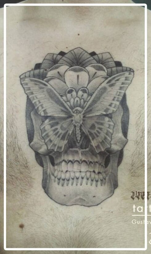 Tatuagem Sombreado Preto e Cinza / Sumiê - Tatuagem Sombreada em tons de preto e cinza, gradientes e texturas feitos com o afastamento dos pontos e diluição do preto / Sumiê.