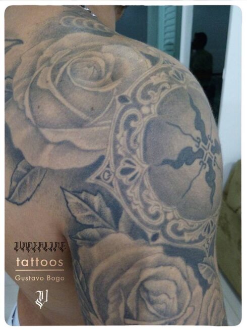 Tatuagem Sombreado Preto e Cinza / Sumiê - Tatuagem Sombreada em tons de preto e cinza, gradientes e texturas feitos com o afastamento dos pontos e diluição do preto / Sumiê.