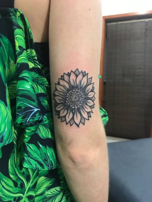 Tatuagem Sombreado Preto e Cinza / Sumiê - Tatuagem Sombreada em tons de preto e cinza, gradientes e texturas feitos com o afastamento dos pontos e diluição do preto / Sumiê.
