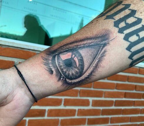 Tatuagem Sombreado Preto e Cinza / Sumiê - Tatuagem Sombreada em tons de preto e cinza, gradientes e texturas feitos com o afastamento dos pontos e diluição do preto / Sumiê.