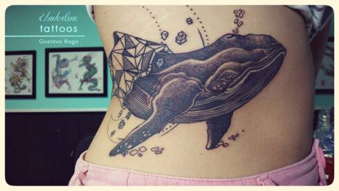 Tatuagem Sombreado Preto e Cinza / Sumiê - Tatuagem Sombreada em tons de preto e cinza, gradientes e texturas feitos com o afastamento dos pontos e diluição do preto / Sumiê.
