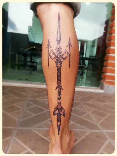 Tatuagem Sombreado Preto e Cinza / Sumiê - Tatuagem Sombreada em tons de preto e cinza, gradientes e texturas feitos com o afastamento dos pontos e diluição do preto / Sumiê.