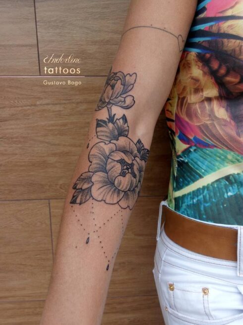 Tatuagem Sombreado Preto e Cinza / Sumiê - Tatuagem Sombreada em tons de preto e cinza, gradientes e texturas feitos com o afastamento dos pontos e diluição do preto / Sumiê.