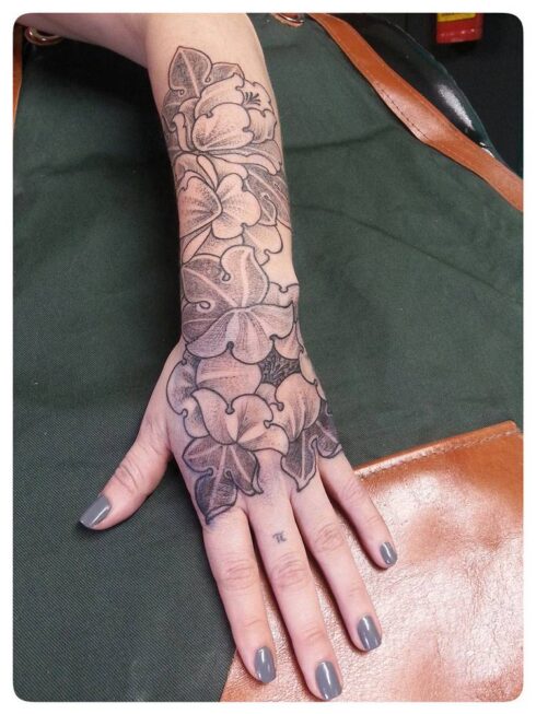 Tatuagem Sombreado Preto e Cinza / Sumiê - Tatuagem Sombreada em tons de preto e cinza, gradientes e texturas feitos com o afastamento dos pontos e diluição do preto / Sumiê.