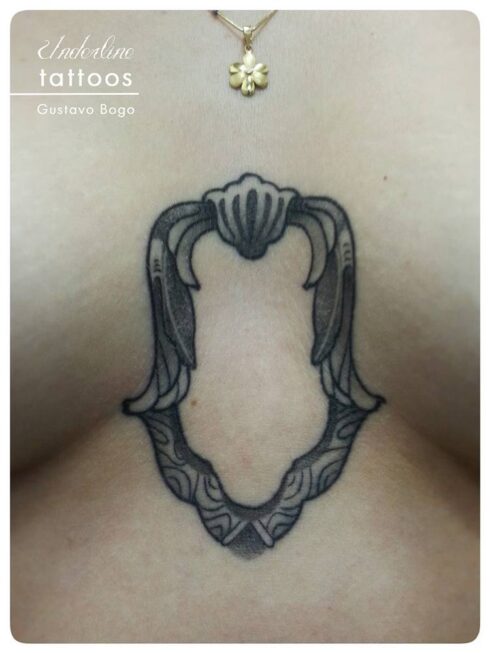 Tatuagem Sombreado Preto e Cinza / Sumiê - Tatuagem Sombreada em tons de preto e cinza, gradientes e texturas feitos com o afastamento dos pontos e diluição do preto / Sumiê.