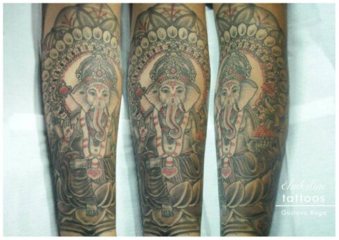 Tatuagem Sombreado Preto e Cinza / Sumiê - Tatuagem Sombreada em tons de preto e cinza, gradientes e texturas feitos com o afastamento dos pontos e diluição do preto / Sumiê.