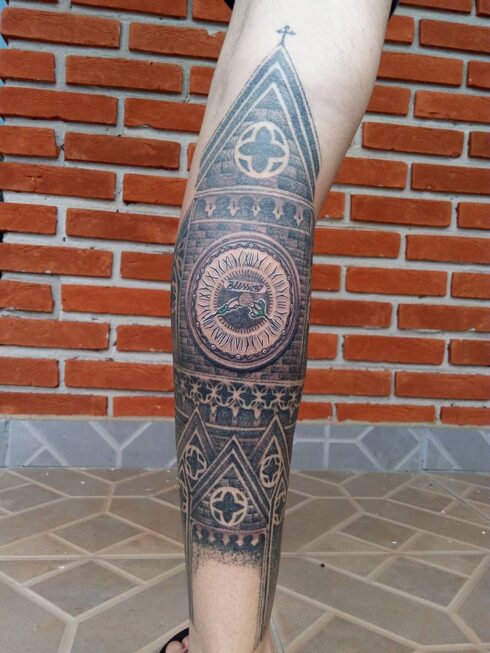 Tatuagem Sombreado Preto e Cinza / Sumiê - Tatuagem Sombreada em tons de preto e cinza, gradientes e texturas feitos com o afastamento dos pontos e diluição do preto / Sumiê.
