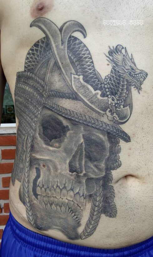 Tatuagem Sombreado Preto e Cinza / Sumiê - Tatuagem Sombreada em tons de preto e cinza, gradientes e texturas feitos com o afastamento dos pontos e diluição do preto / Sumiê.